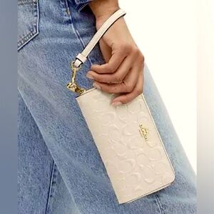 NWOT Coach Signature Leather Embossed Ivory Off-White Zip Clutch Wristlet Purse